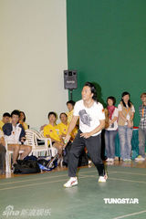 组图：郑伊健等出席羽毛球慈善赛 笑称球技超越女友