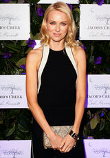 高清图：43岁娜奥米-沃茨亮相晚宴笑容难掩皱纹