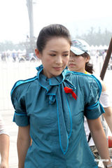 幻灯图：章子怡田亮不惧高温 与艾滋病童亲密不设防 