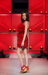 组图：董洁亮相微电影发布会时尚走秀