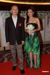 高清组图：《非2》香港首映 舒淇绿裙现身挽葛优