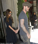 组图：小贝牵维多利亚离开酒店 贴心护爱妻上车