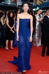 组图：名模刘雯戛纳走秀 低胸长裙秀高挑身材