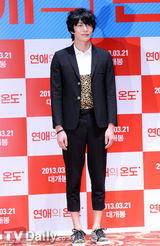 组图：《恋爱的温度》发布 金敏熙紧身裙显身材