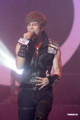 高清组图：黄晓明香港性感开秀 无惧广东话不标准被