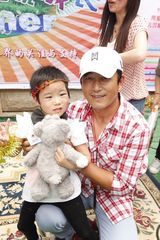 组图：张定涵甘薇庆六一 与聋儿舞江南style