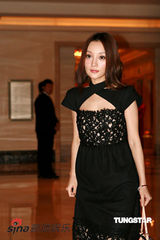 幻灯图集：爱戴酥胸半露火辣出场 蔡康永侯佩岑联袂主持