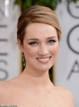 组图：克里斯汀-康诺利低胸蕾丝裙勇敢秀贫乳