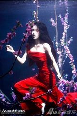 组图：潘霜霜化身水中精灵 渲染烈红色祝福爱情