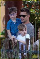 组图：瑞奇马丁携爱子亮相 壮硕身材父爱爆棚