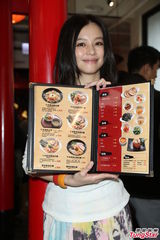 组图：徐若瑄为弟弟站台 白衣长裙文静优雅