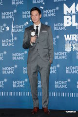 组图：梁咏琪婚后走秀短裙秀美腿 佩戴钻戒曝光