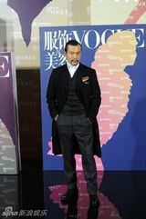 组图：廖凡亮相VOGUE庆典 黑色长风衣显男人味