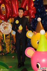 组图：韩星李玹雨来港跨年 热情与粉丝“抱抱”