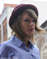 组图：泰勒-斯威夫特热裤长袜出镜 忙煲电话粥