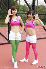 组图：高海宁背心热裤秀蛮腰 泰臣反串扮女人