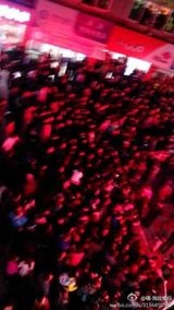 组图：刘德华连江拍戏 粉丝为追星挤爆整条街