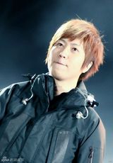 策划：唱歌要有独特范儿 湿身嘶吼狂甩头