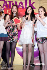 幻灯图：林志玲助阵模特公司开工 泳装环节趣味十足