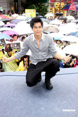 高清图集：彭于晏冒雨办签唱 开跑车进场想要蝙蝠车