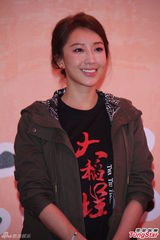 组图：《大稻埕》沿街发红包 猪哥亮隋棠亮相