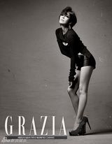 组图：金素妍烟熏妆拍黑白写真 散乱头发秀美腿