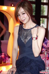 组图：王心凌为品牌站台 露事业线秀女人味