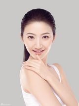 组图：景甜写真香肩半露 纯白性感极致女人味