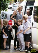 组图：朱莉带孩子逛书店 一家人牵手过街显温馨