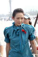 幻灯图：章子怡投身公益事业 与艾滋病童亲密不设防