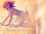 组图：蕾哈娜新碟写真曝光 沙漠中半裸跪爬