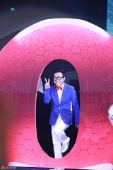 组图：《天才眼镜狗》首映 黄渤穿梭时空卖丝袜