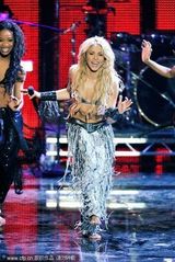 幻灯组图：夏奇拉草裙热舞秀蛮腰 弯腰抛球春光乍泄