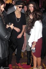 组图：贾斯汀-比伯与赛琳娜音乐奖后疑似复合