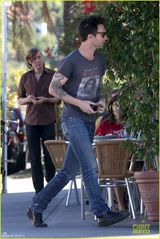 组图：魔力红骚当与女友用餐 遇狗仔举捐款纸牌