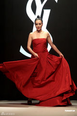 组图：钟丽缇台湾走秀 性感豹纹洋装搭配红唇