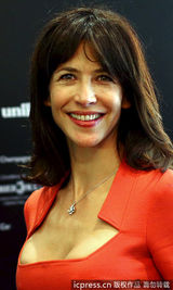 组图：苏菲-玛索低胸红裙亮相新加坡 比V卖萌秀可爱