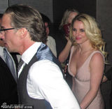 组图：布兰妮为男友庆生 紧身裙性感爆乳大秀婚戒