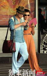 组图：黄海波返京莫小棋接机 机场高调秀恩爱