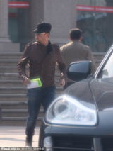 组图：郭涛携小15岁妻子现身民政局疑婚姻触礁