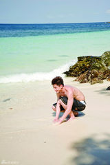 组图：贾宗超泰国花絮曝光 阳光海滩展壮硕身材