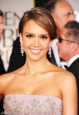 高清图：金球奖红毯杰西卡-阿尔芭礼服秀好身材