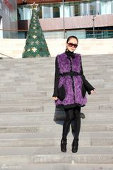 组图：林鹏冬日街拍显高挑身材 气质出众笑迎圣诞