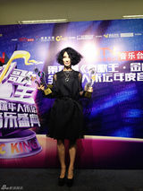 组图：尚雯婕劲歌王获三奖 黑裙踩恨天高亮相