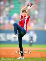 组图：韩女星洪恩熙休闲装为棒球赛开球
