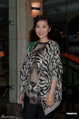 组图：钟镇涛生日携女亮相派对 谭咏麟叶童现身