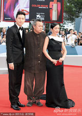 组图：金基德《圣殇》首映 赵敏秀性感长裙秀香肩