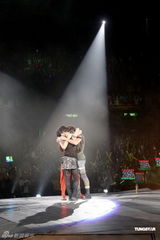 组图：草蜢举办成军25周年演唱会 古天乐站台捧场 