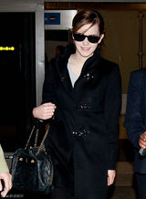 高清组图：艾玛-沃特森现身机场黑色大衣搭潮包