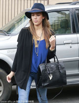 组图：阿尔芭潮装抢镜 头戴宽檐帽变时尚达人